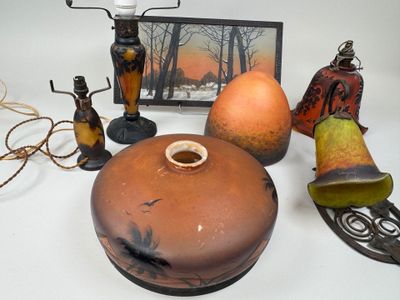 une photo d'une table sur laquelle se trouvent de nombreux objets