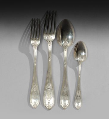trois cuillères, une fourchette et une cuillère posées sur une surface blanche