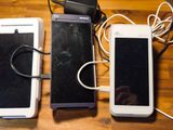 trois téléphones portables posés les uns à côté des autres sur une table