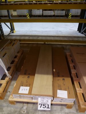 de nombreuses caisses en bois sur les étagères de l'entrepôt