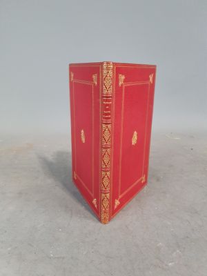 un livre rouge posé sur une table