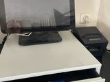un ordinateur portable posé sur un bureau blanc