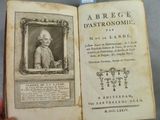 un vieux livre dans lequel figure l'image d'un homme tenant une clé