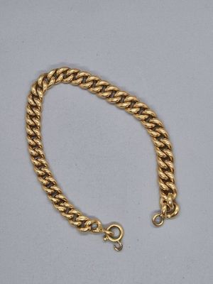 un bracelet à chaîne en or avec un fermoir sur fond blanc
