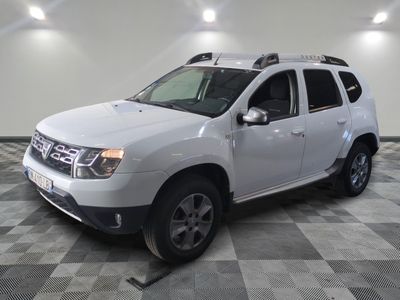 une photo d'une dacia blanche garée dans un garage
