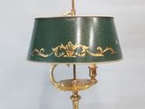 une lampe posée sur une table