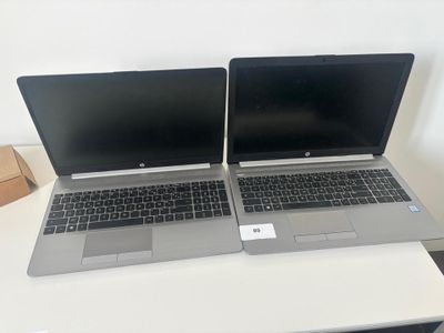 Deux ordinateurs portable de marque HP en l'état et un chargeur - Photo 1