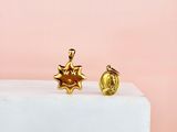 une paire de boucles d'oreilles en or ornées d'une étoile