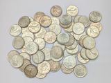 quelques pièces d'argent sont éparpillées sur une surface blanche