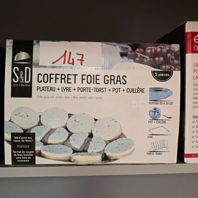 une boîte de café posée sur une étagère