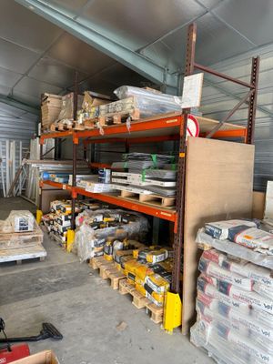 une pièce avec beaucoup de boîtes et de cartons sur les étagères