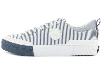 La chaussure de tennis rayée de blanc et de bleu repose sur une surface blanche.