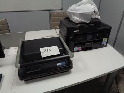 une imprimante posée sur un bureau à côté d'une imprimante