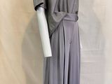 un mannequin portant une robe grise avec une ceinture sur un mannequin, mannequin, mannequin, mannequin, mannequin, mannequin, mann