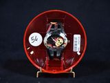 une montre dans un écrin rouge sur fond noir