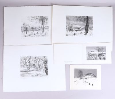Quatre dessins représentant un paysage enneigé sont accrochés sur un mur blanc.