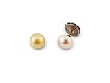 une paire de boucles d'oreilles en perles et or sur fond blanc