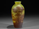 un vase jaune orné d'une image représentant un arbre