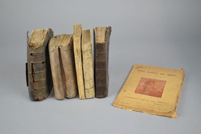plusieurs vieux livres sont empilés sur une table