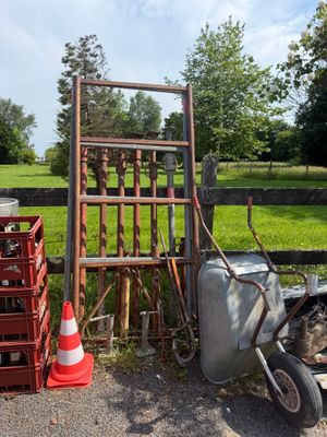 un tas de vieilleries au bord de la route, près d'une clôture
