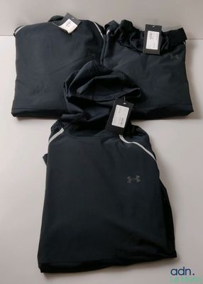 deux t-shirts noirs posés sur une table blanche