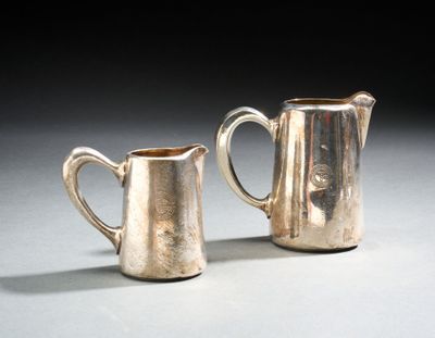 ensemble composé d'un pot à lait et d'un sucrier anciens en métal argenté
