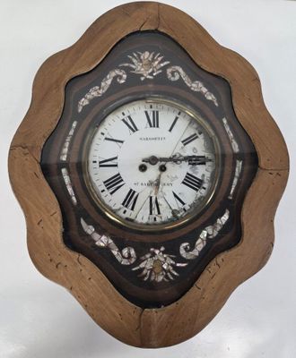 une horloge avec des chiffres romains sur le cadran