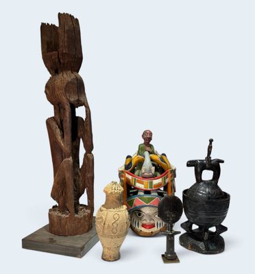 un grand nombre d'objets différents posés sur une table
