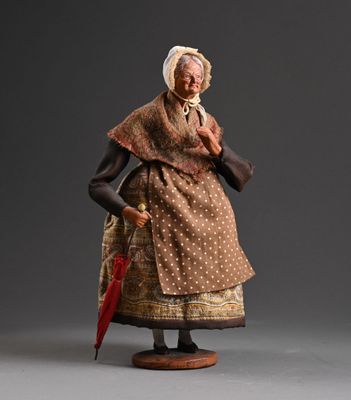 une vieille dame vêtue d'une robe marron, tenant un parapluie rouge