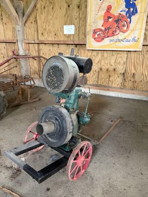 une petite machine qui se trouve dans un garage