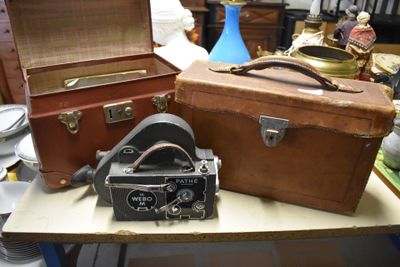 deux valises et un appareil photo posés sur une table