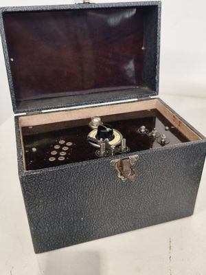 une petite boîte noire ouverte posée sur une table