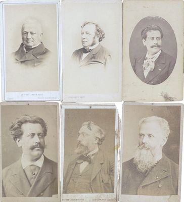 plusieurs vieilles photographies en noir et blanc représentant des hommes en costume-cravate