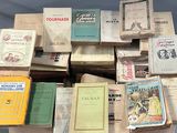 beaucoup de vieux livres posés ensemble sur une table