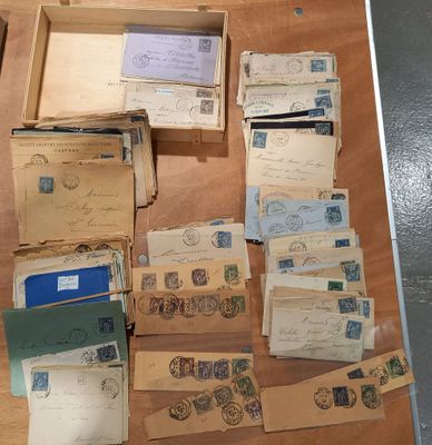 de nombreuses vieilles enveloppes et de nombreux vieux timbres posés sur une table
