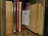 plusieurs livres dans une boîte sur une table