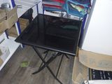 une petite table noire avec un plateau noir dans une pièce