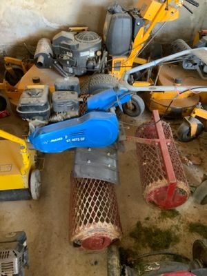 un tas de matériel de chantier qui traîne par terre