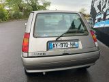 une voiture argentée garée sur le bord de la route