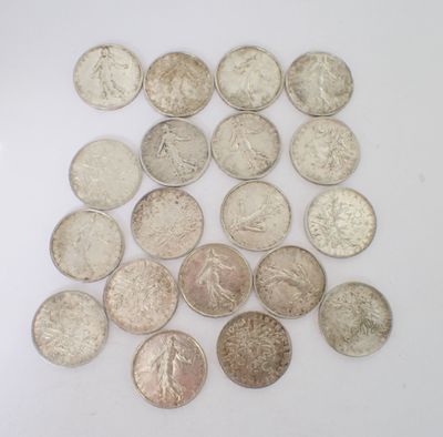 une pile de pièces d'argent sur une surface blanche
