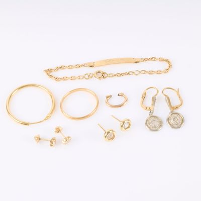 une collection de bijoux en or comprenant des bagues, des bracelets et des anneaux