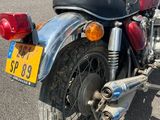 une moto garée sur un parking et munie d'une plaque d'immatriculation
