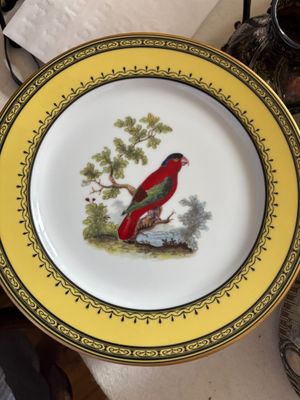 une assiette avec un oiseau posée sur une table