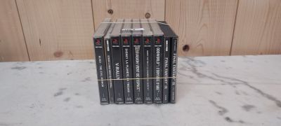 six magnétoscopes VHS sont empilés les uns sur les autres devant un mur en bois