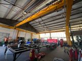 de nombreuses tables et chaises dans un grand bâtiment équipé d'une grue