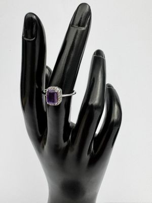 une image représentant une main avec une bague au doigt
