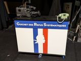 une image représentant un téléviseur avec un autre téléviseur en arrière-plan