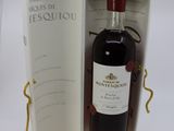 une bouteille d'alcool dans une boîte posée sur une table