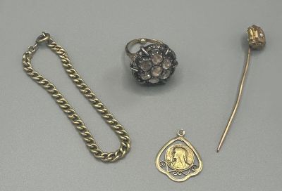 trois bijoux en or et en argent, dont une broche, une chaîne et une épingle