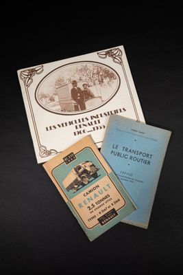 trois livres sont posés sur une table à fond noir